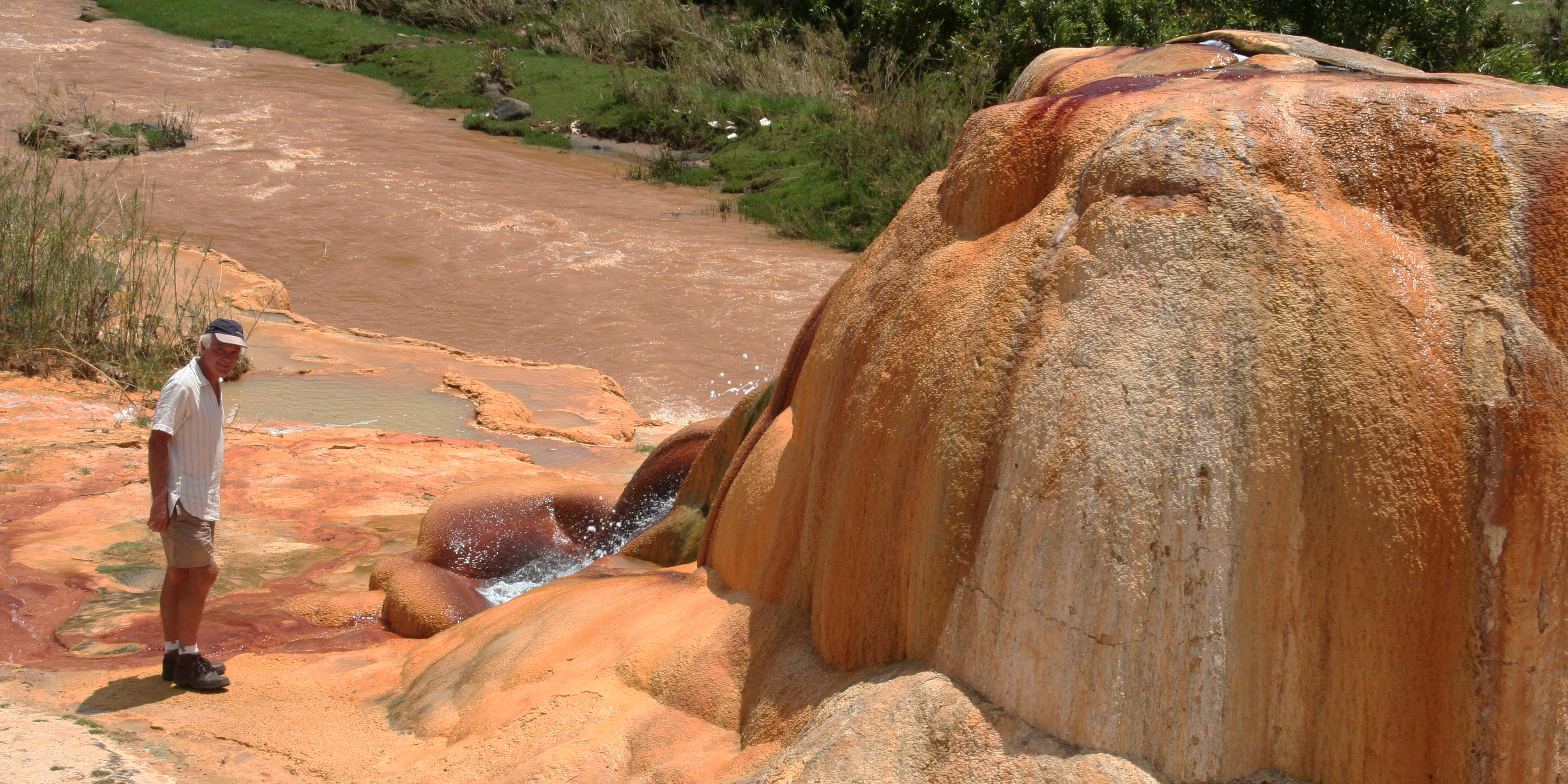 Geysers in Ampefy. 
                     Verkenning van Ampefy en omgeving</b><p>
                     Ampefy ligt in een vulkanische regio iets ten westen van Tana aan het Itasymeer, 
                     het op twee na grootste meer van Madagaskar. Het is een mooie hoogland streek met 
                     een aangenaam micro klimaat. Er zijn geisers en watervallen. In eerste plaats is het een 
                     landbouwgebied ; de vulkanische grond is erg vruchtbaar, er wordt rijst, maniok en mais 
                     verbouwd naast ook nog wat fruitsoorten
                     waaronder ananas en watermeloen